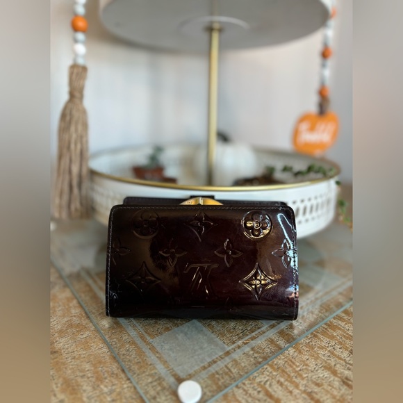 LOUIS VUITTON EGGPLANT VERNIS KISS LOCK MEDIUM WALLET - Picture 5 of 12